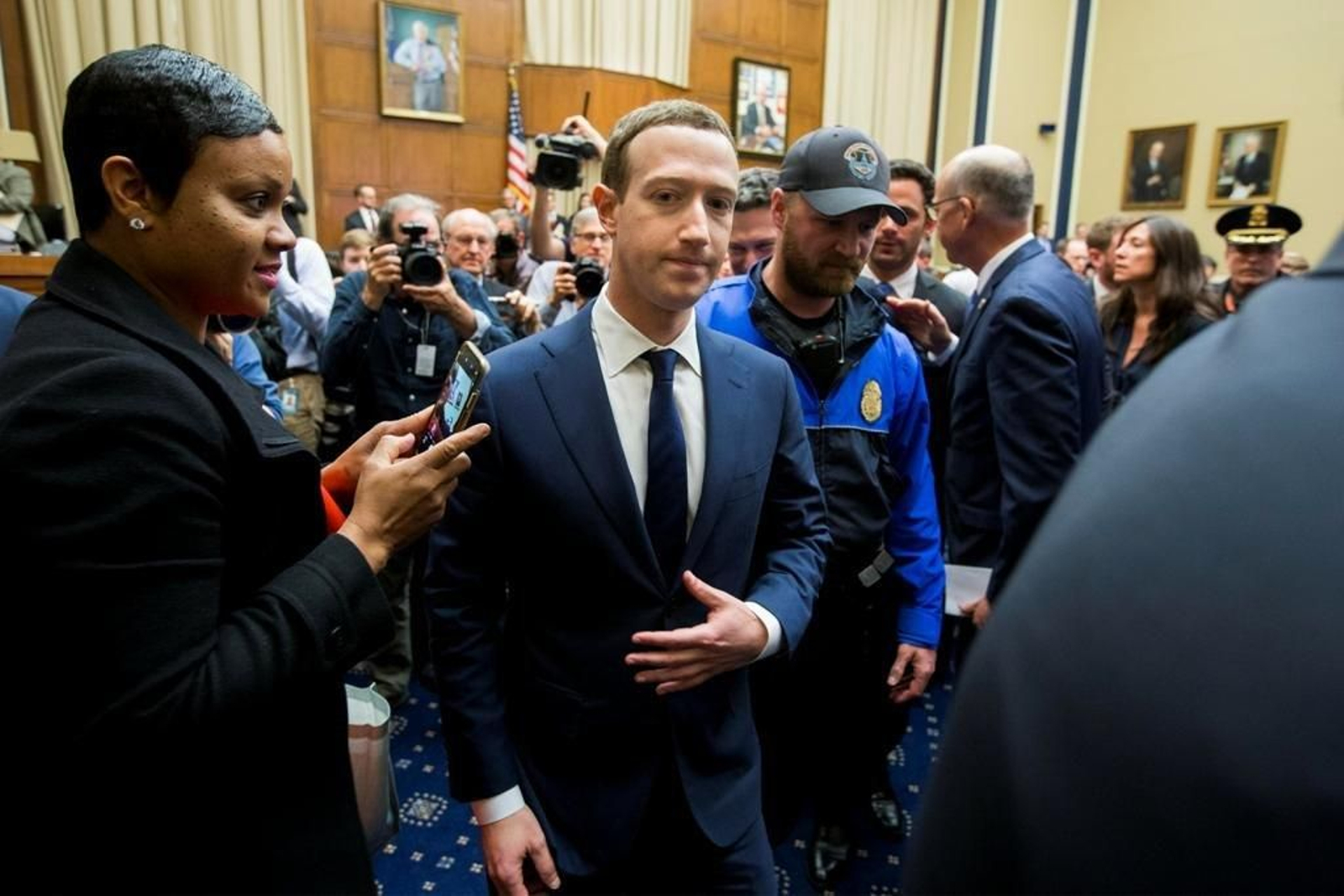 Zuckerberg, a la salida de su comparecencia ante el Comité sobre Energía y Comercio.