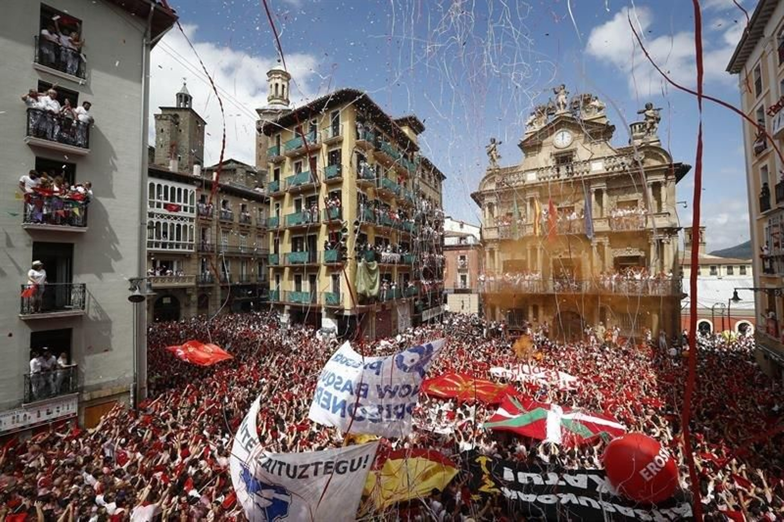 Miles de personas celebran el comienzo de las fiestas de San Fermín