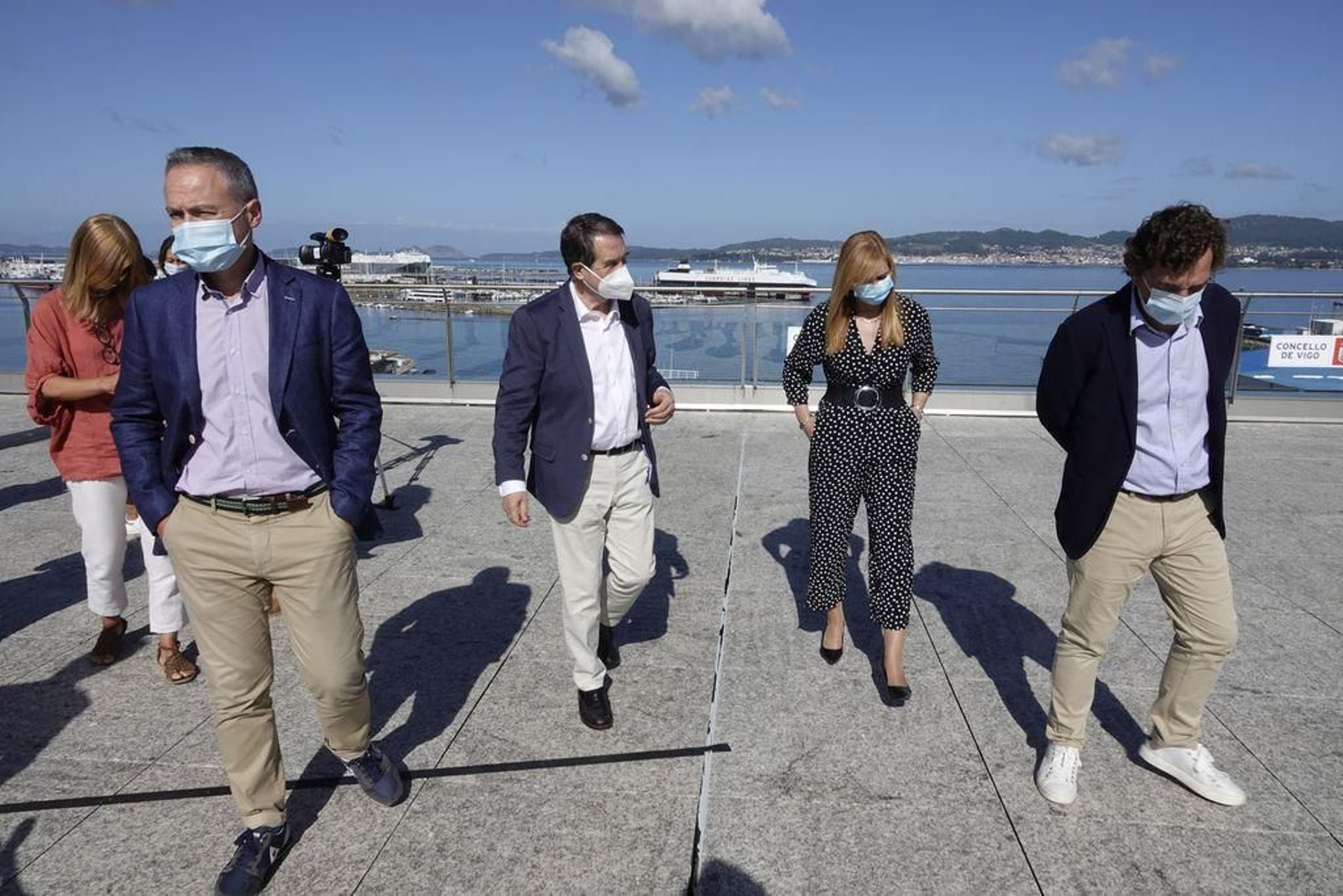 Caballero con los concejales Pablo Estévez y María Lago y el director del auditorio Iñaki Teixeira.