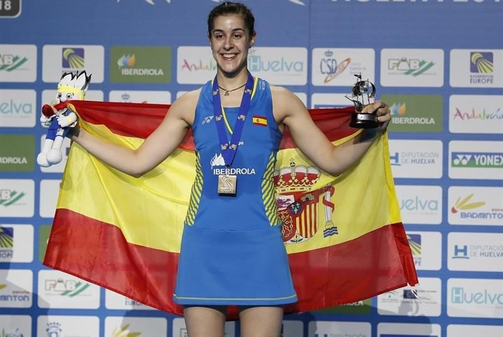 La española Carolina Marín recibe la medalla de oro