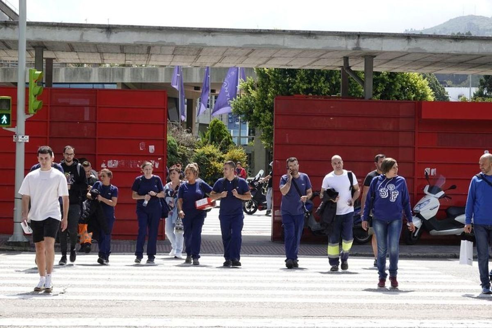 Trabajadores de la empresa Stellantis salen del trabajo en el cambio de turno.