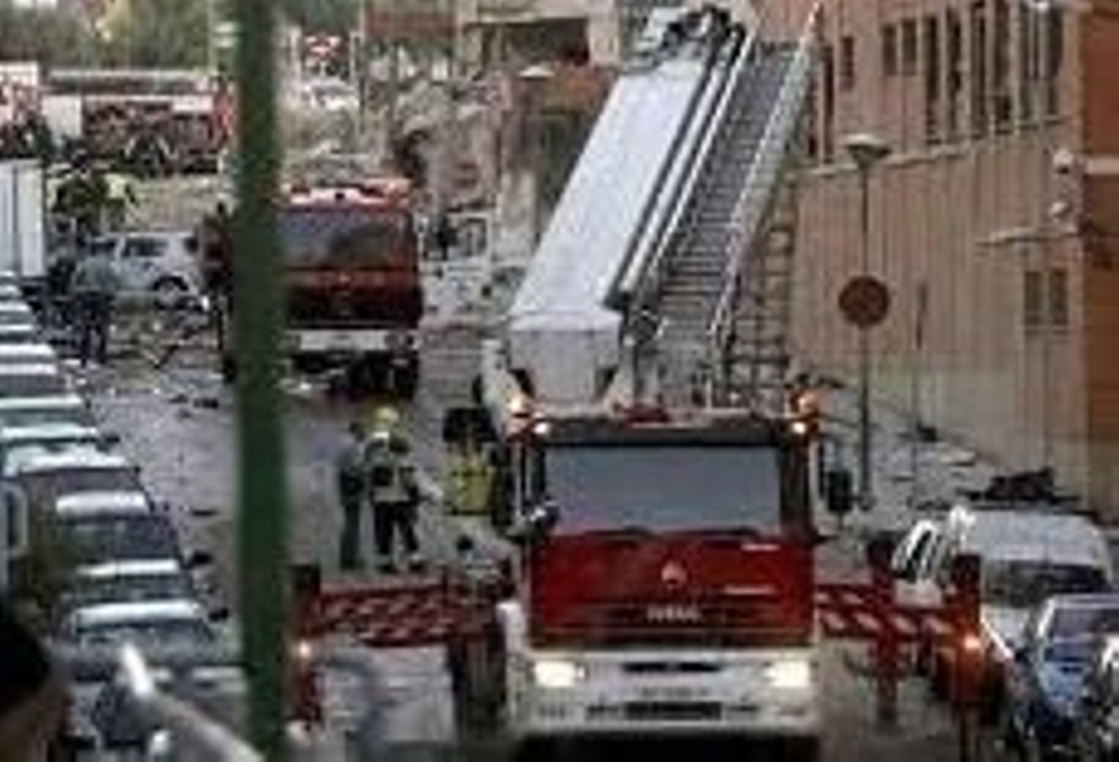 Varios coches de bomberos durante una intervención.