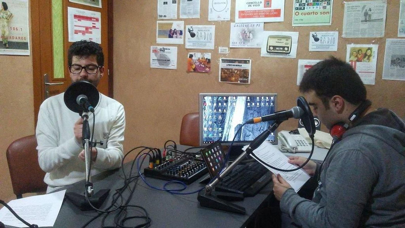 Fabián Bastos y Sergio Fernández presentan el programa sobre videojuegos Revolution.