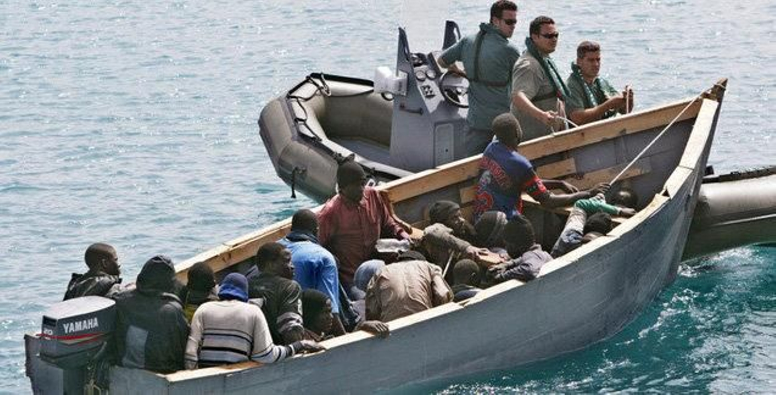 Miembros del Servicio Marítimo de la Guardia Civil arrastran una pequeña embarcación detectada a la deriva a 2 millas del puerto de Caleta de Fustes, en la isla de Fuerteventura.