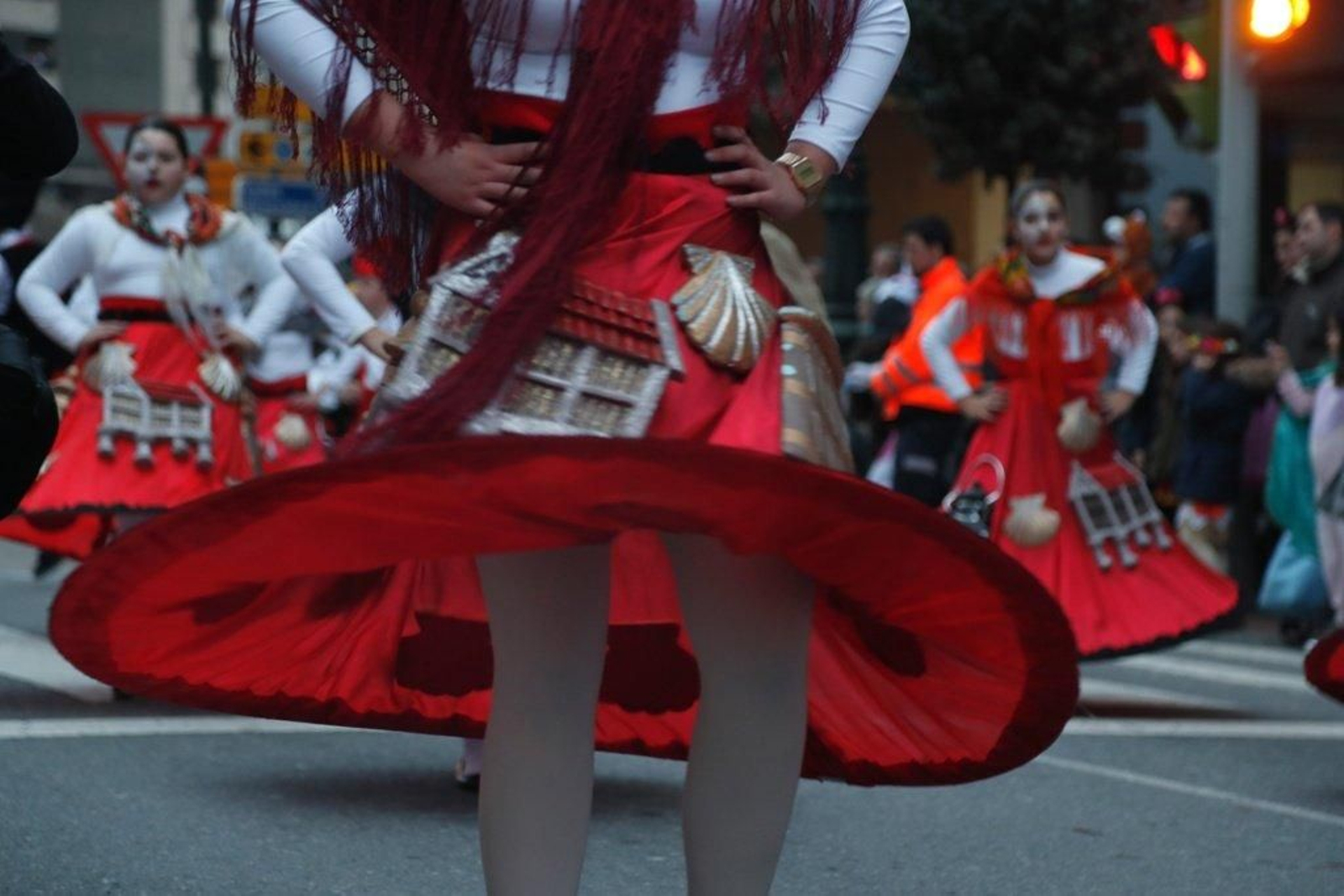 Las comparsas calientan el Entroido en Vigo Foto JVLandín 09