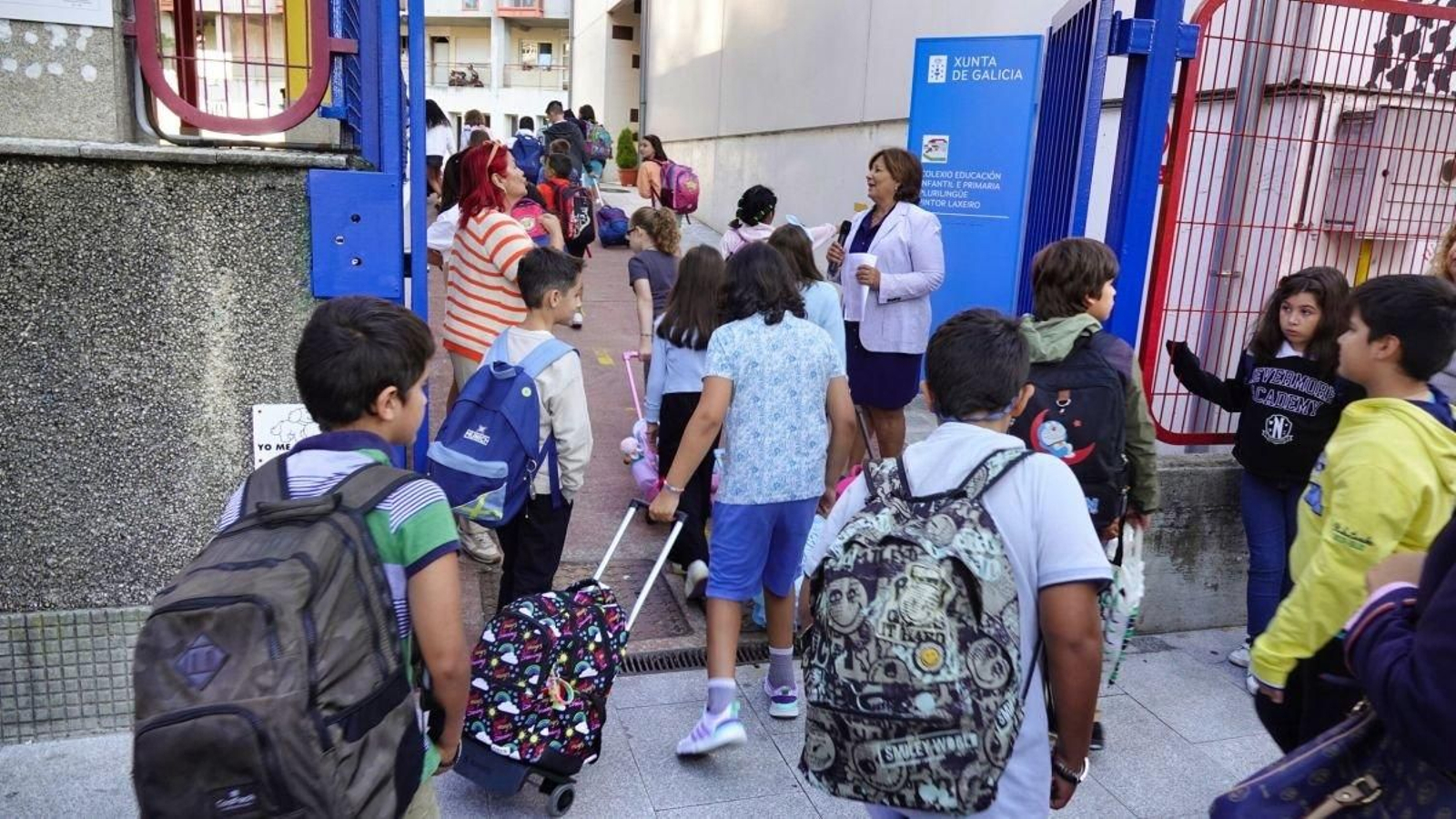 Imagen de archivo de niños entrando en un colegio de Vigo el primer día de curso.