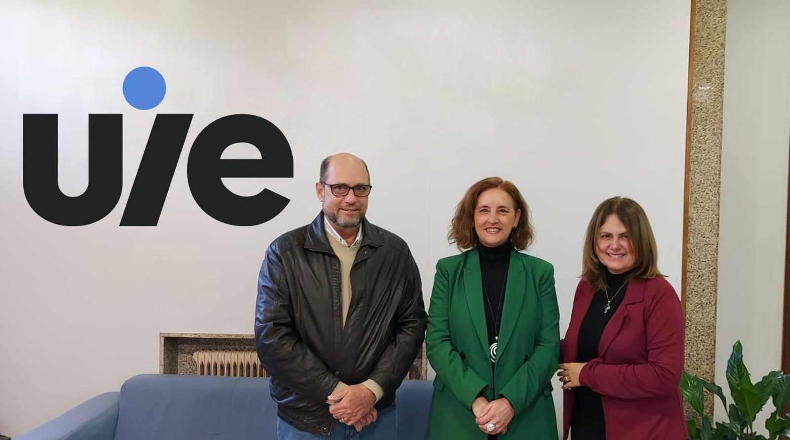 El vicepresidente de la AEGASP, Ricardo Álvarez, su señora, Ana María Torres Álvarez, y Begoña Jamardo Suárez, en la sede de la UIE, en Vigo, en abril de 2022