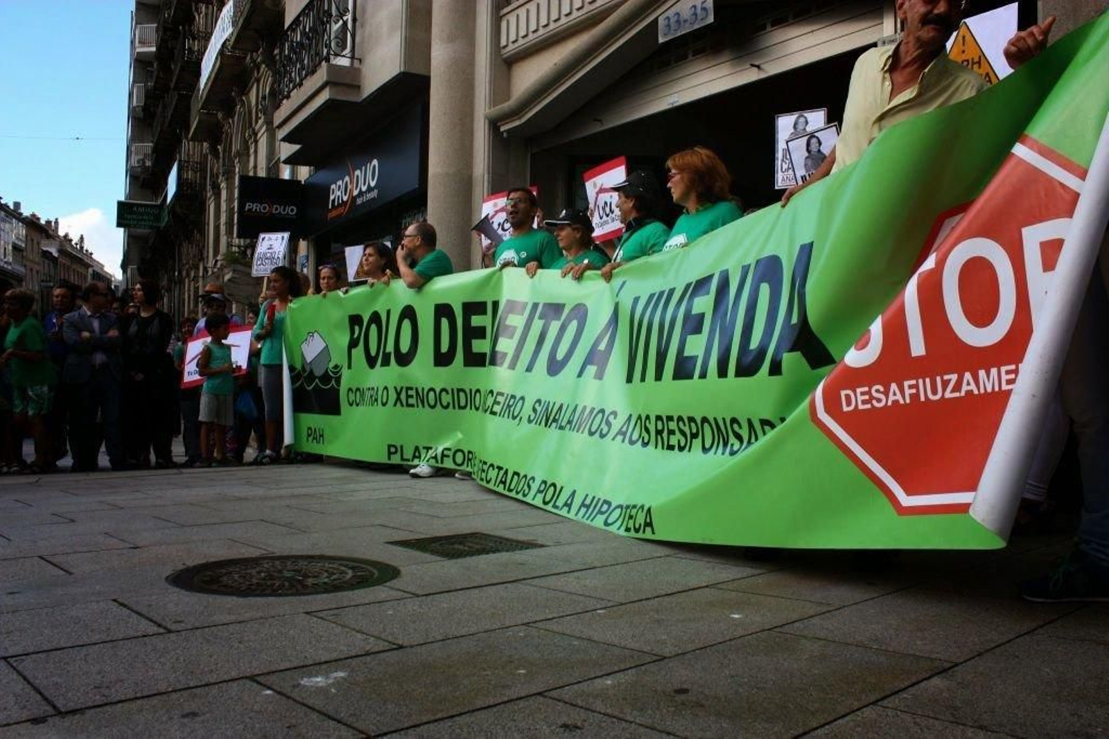 Una de las concentraciones en Vigo junto a una entidad bancaria por parte de Afectados por la Hipoteca para evitar un desahucio.