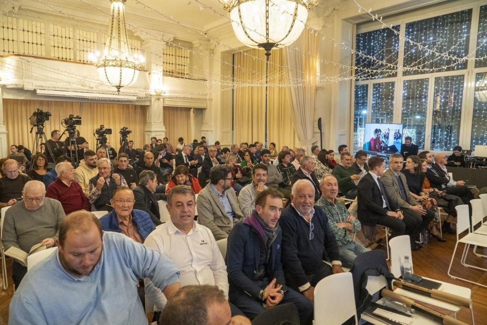 El salón noble de la sede registró una alta afluencia durante la junta de accionistas.