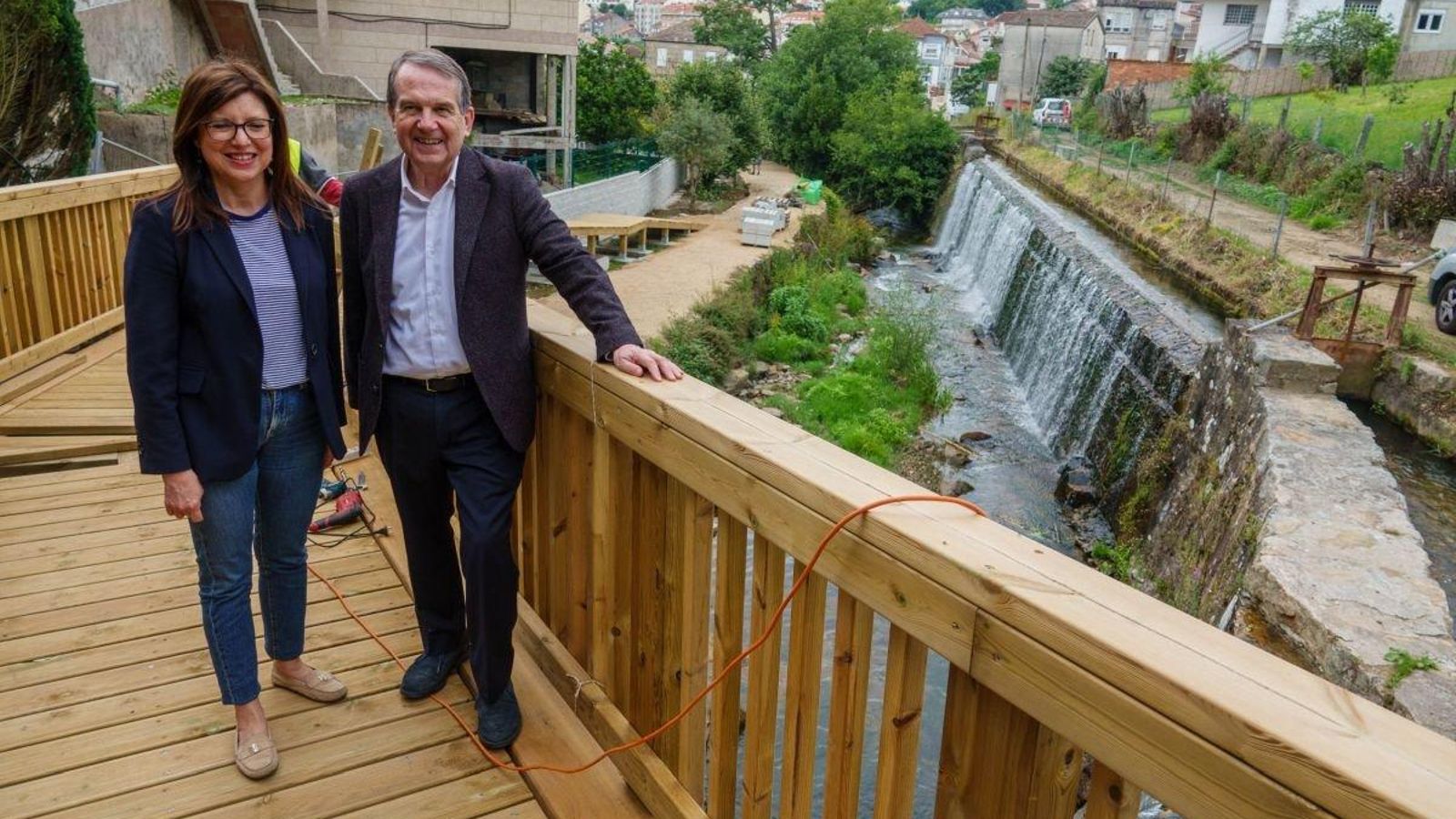 La concejala de Urbanismo, María José Caride, y Abel Caballero ayer en el paseo.