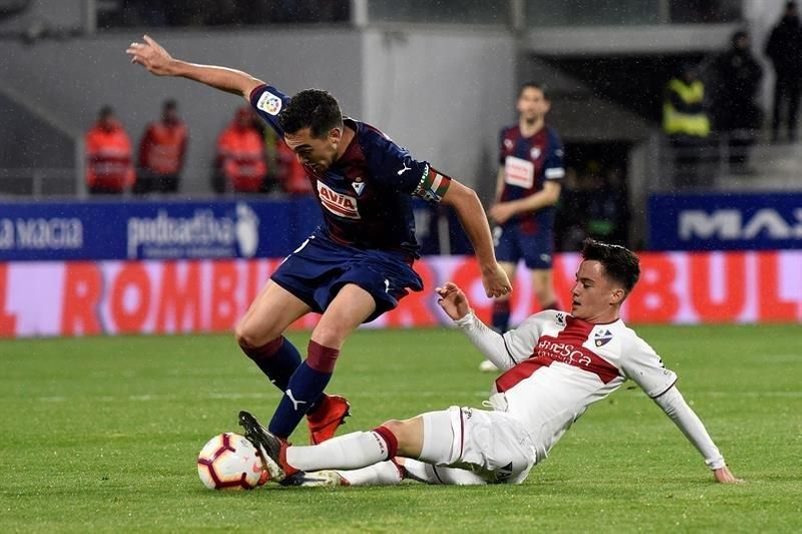 El centrocampista del Eibar Gonzalo Escalante (i) disputa el balón con el centrocampista del Huesca Juan Pablo Añor