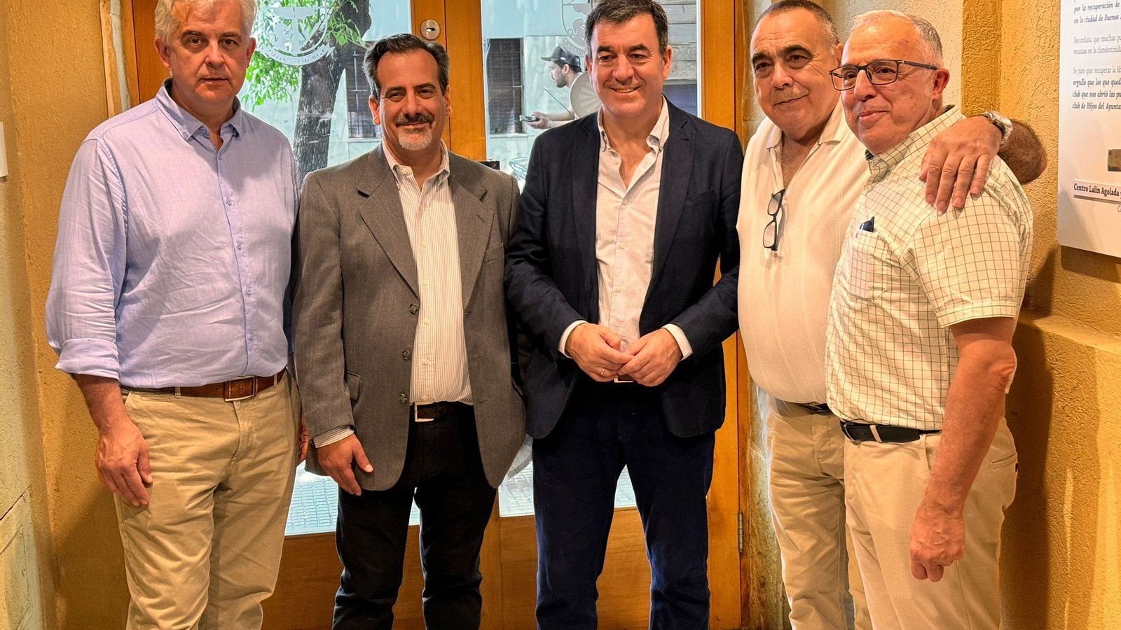Con las autoridades del Centro Lalín, ( G. Costa, Manuel Montero, Fernando Lòpez Pereira y Alejandro López Dobarro, Delegado de la Xunta en Buenos Aires.