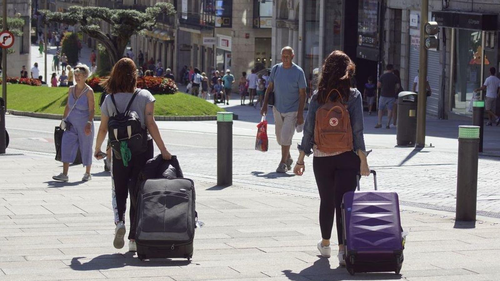 Turistas por las calles de Vigo con maletas, en este caso por la Porta do Sol.