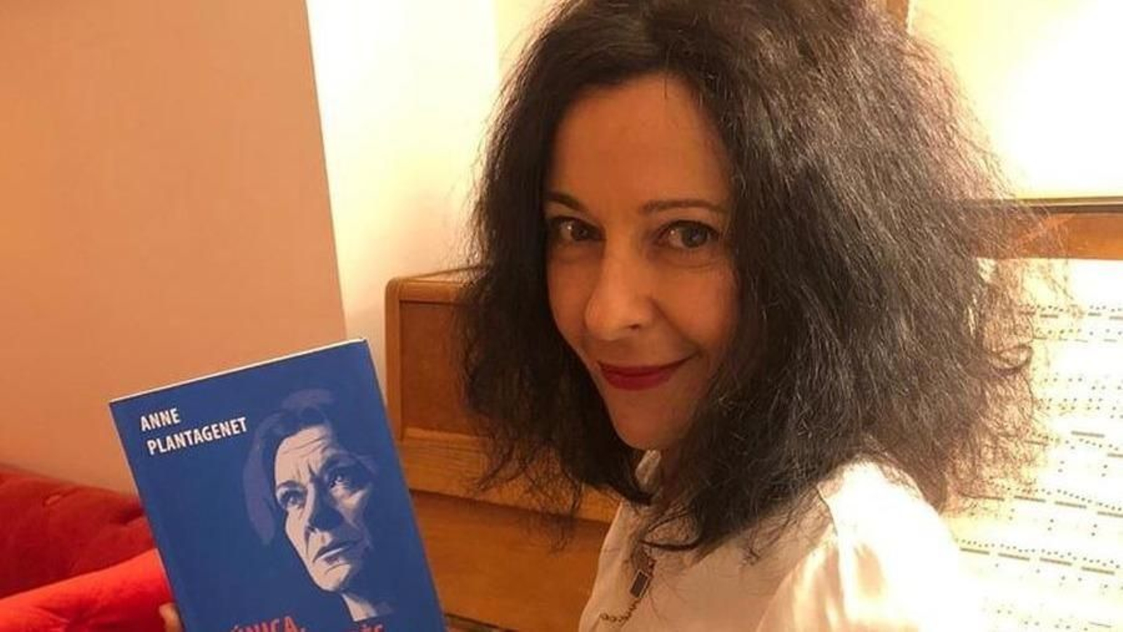 Anne Plantagenet, con la biografía en gallego, “A única, María Casares”.