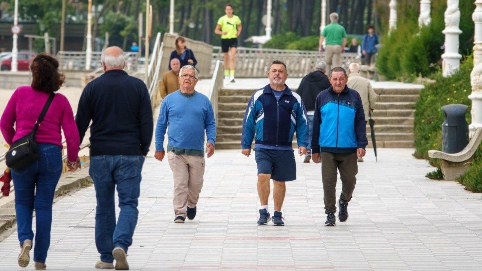 Personas paseando por Samil.