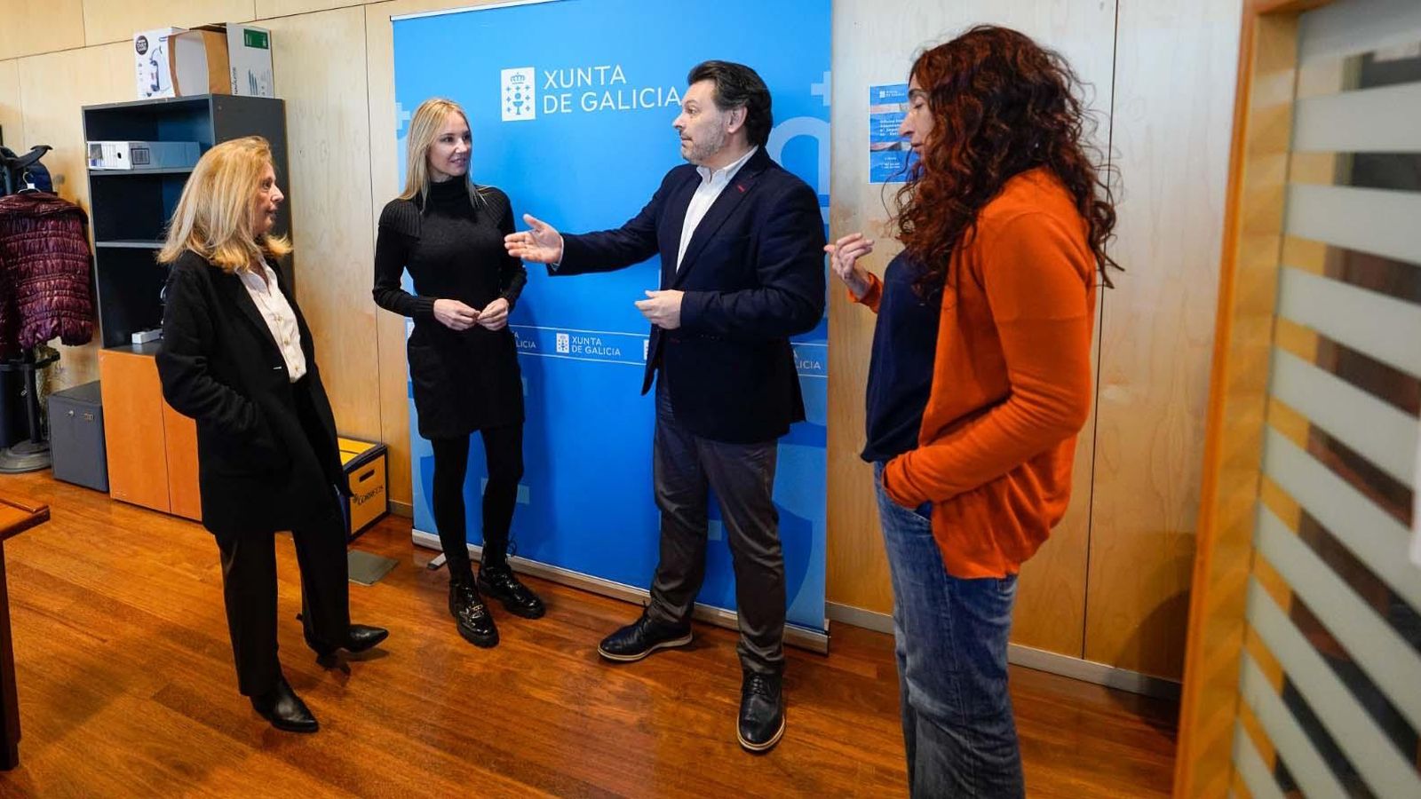 Imagen del secretario xeral da Emigración y de la delegada da Xunta, en la Oficina Integral de Asesoramiento y Seguimiento al Retorno de Vigo