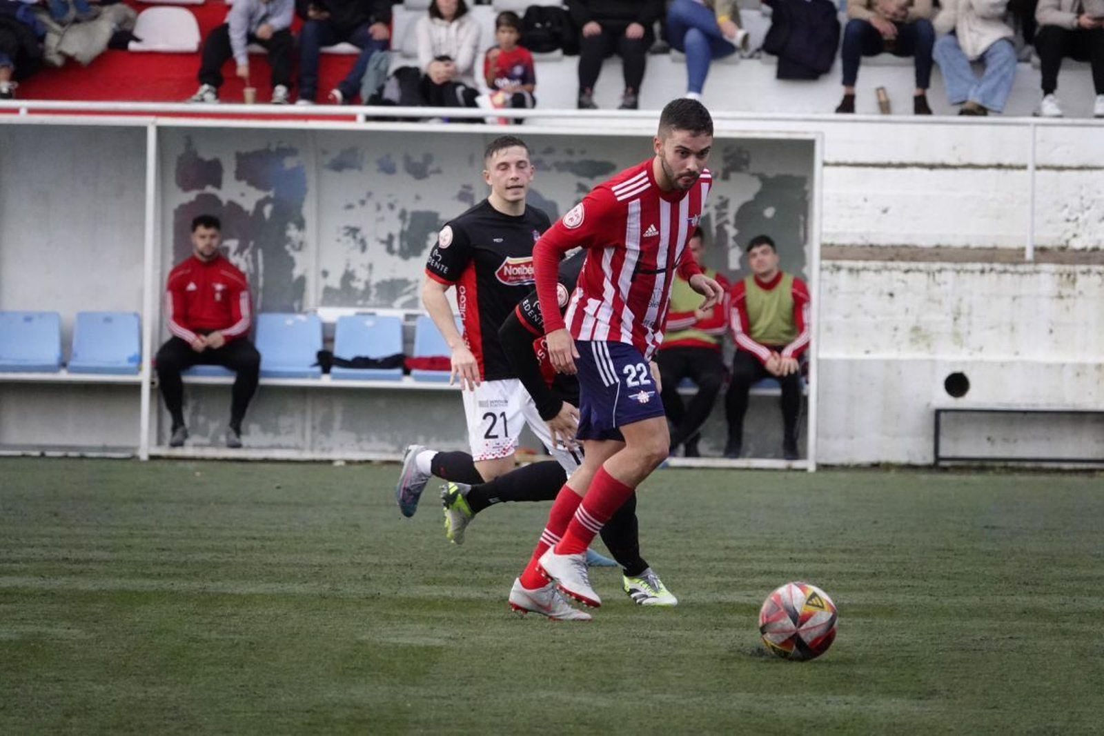 Ubeira, con el balón, en el partido disputado ayer.