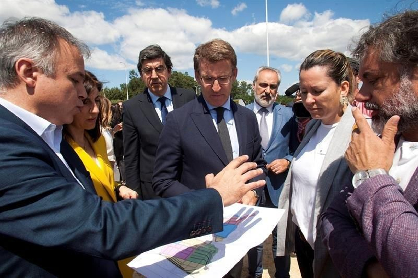El presidente de la Xunta y líder del PP gallego, Alberto Núñez Feijóo (c) durante su visita a la Plataforma logística industrial de Salvaterra-As Neves (Plisan)