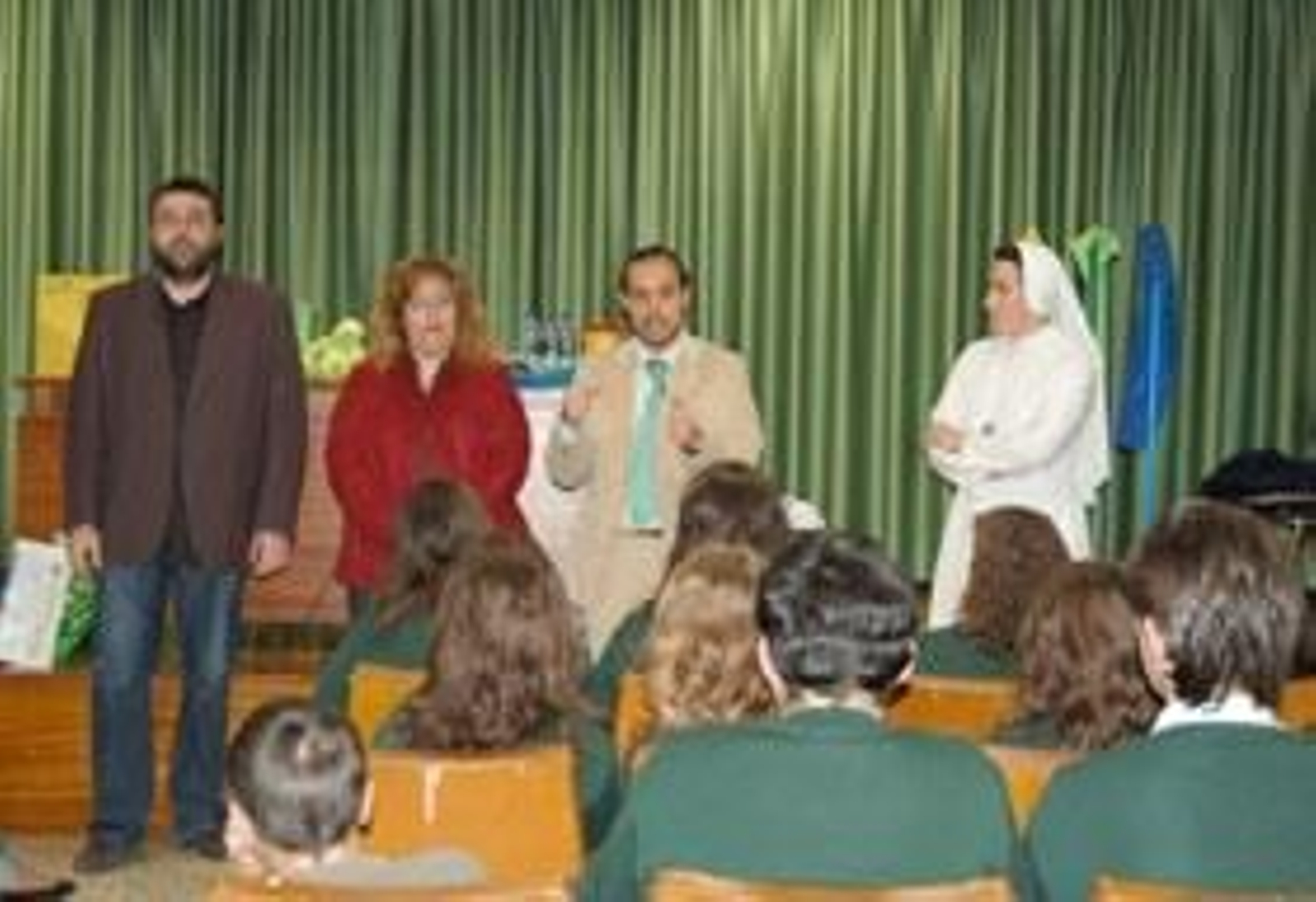 Elisa Cansado (2ª Izda.), presidenta de la Mancomunidad Vega del Henares.