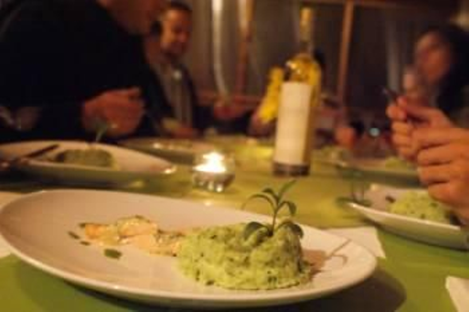 Plato elaborado con flores en un restaurante.