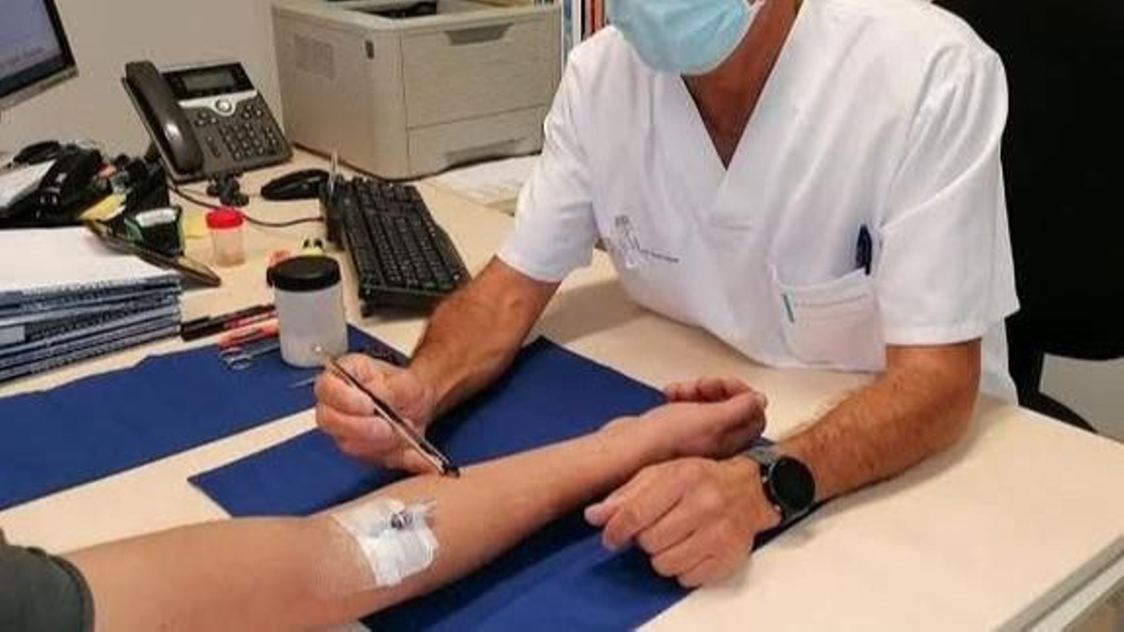 El alergólogo Luis Arenas, en su consulta del Meixoeiro.