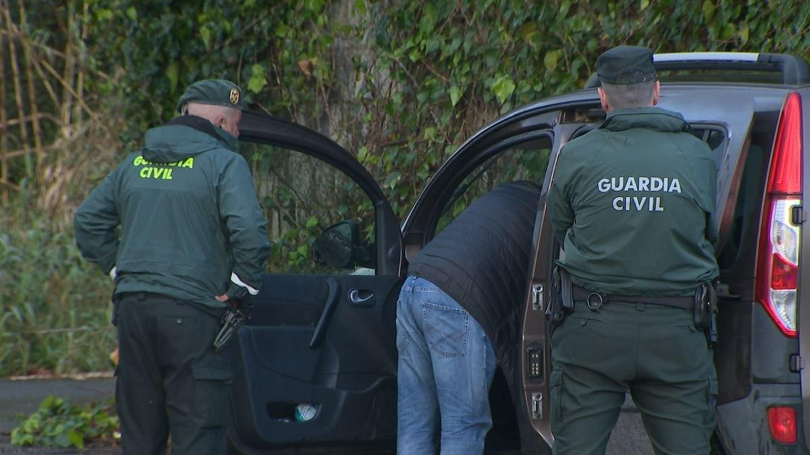 La Guardia Civil inspecciona la furgoneta que fue robada.