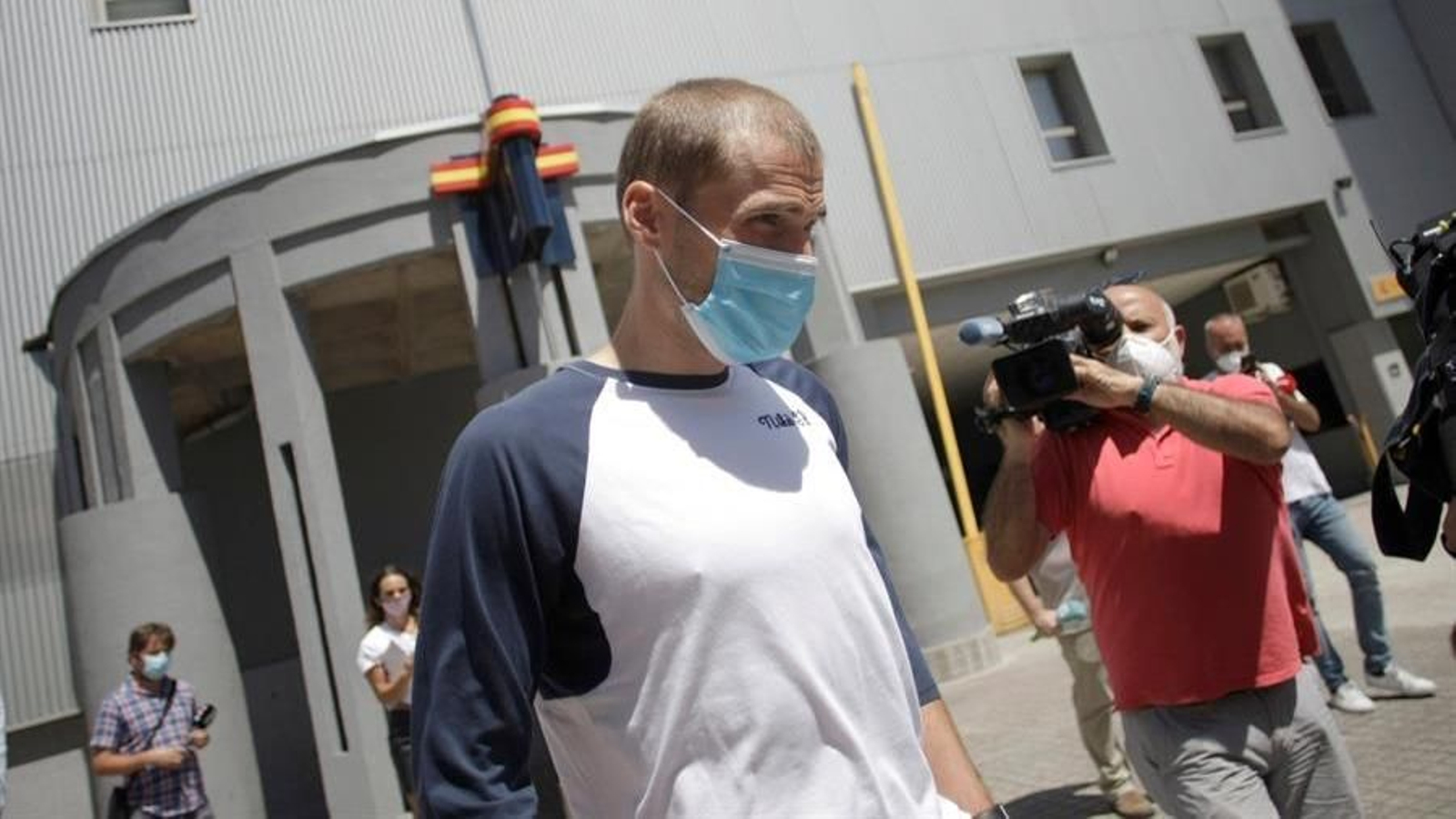 El capitán del Deportivo de La Coruña, Álex Bergantiños, a su salida del cuartel de la Policía Nacional en Lonzas, A Coruña