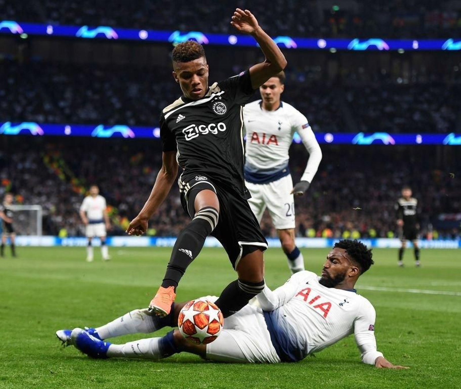 Neres trata de superar a Danny Rose en el partido de ayer.
