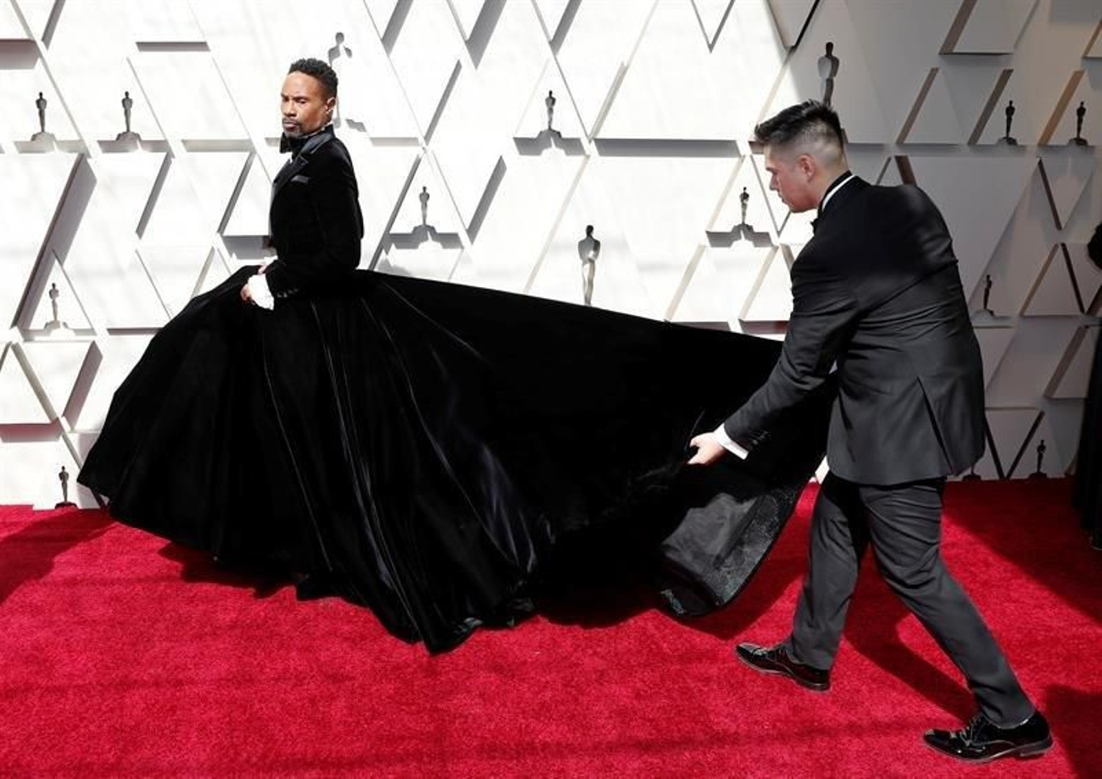 El artista estadounidense Billy Porter posa a su llegada a la alfombra roja