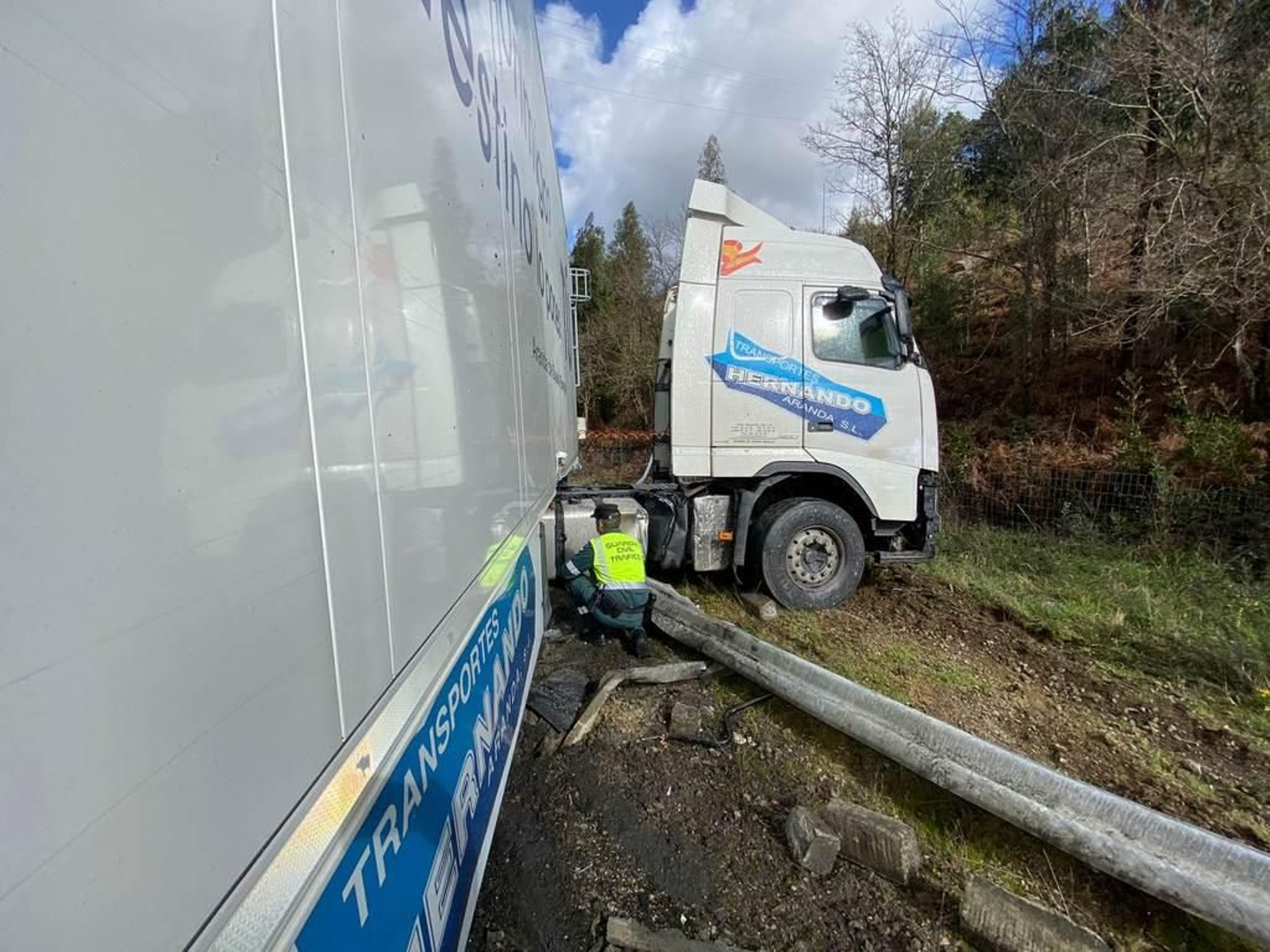 Un camión provoca retenciones en A Madroa _ Alberte 9