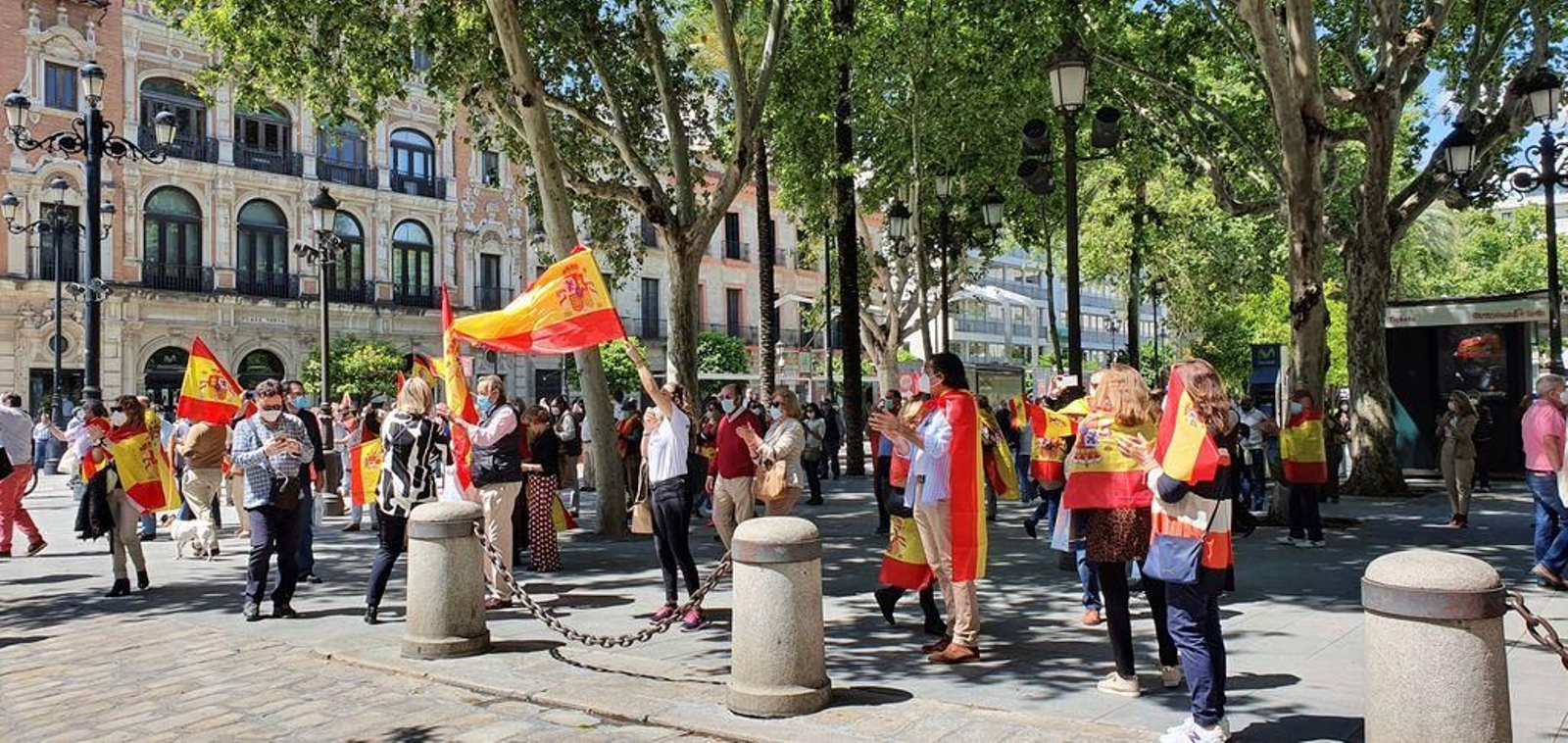 Un centenar de personas reclamó ayer la dimisión de Pedro Sánchez en Sevilla.