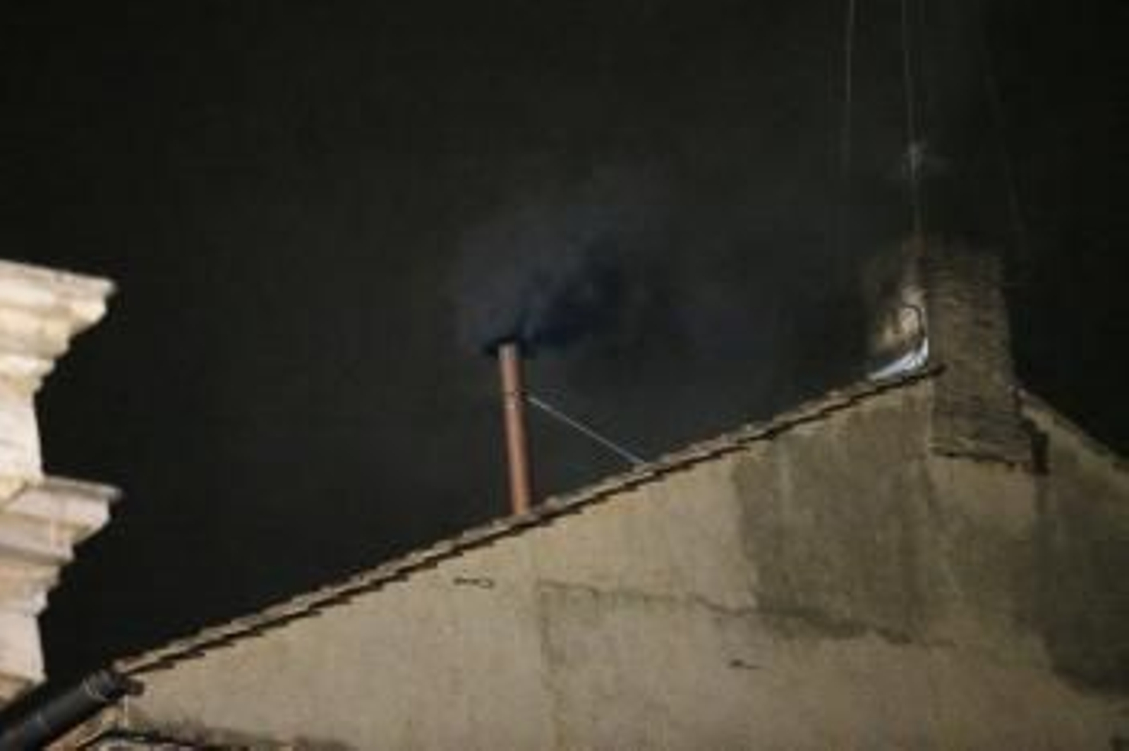 Imagen de la chimenea de cobre sobre la capilla Sixtina desde donde se puede ver la 'fumata negra' en la plaza de San Pedro (Foto: EFE)