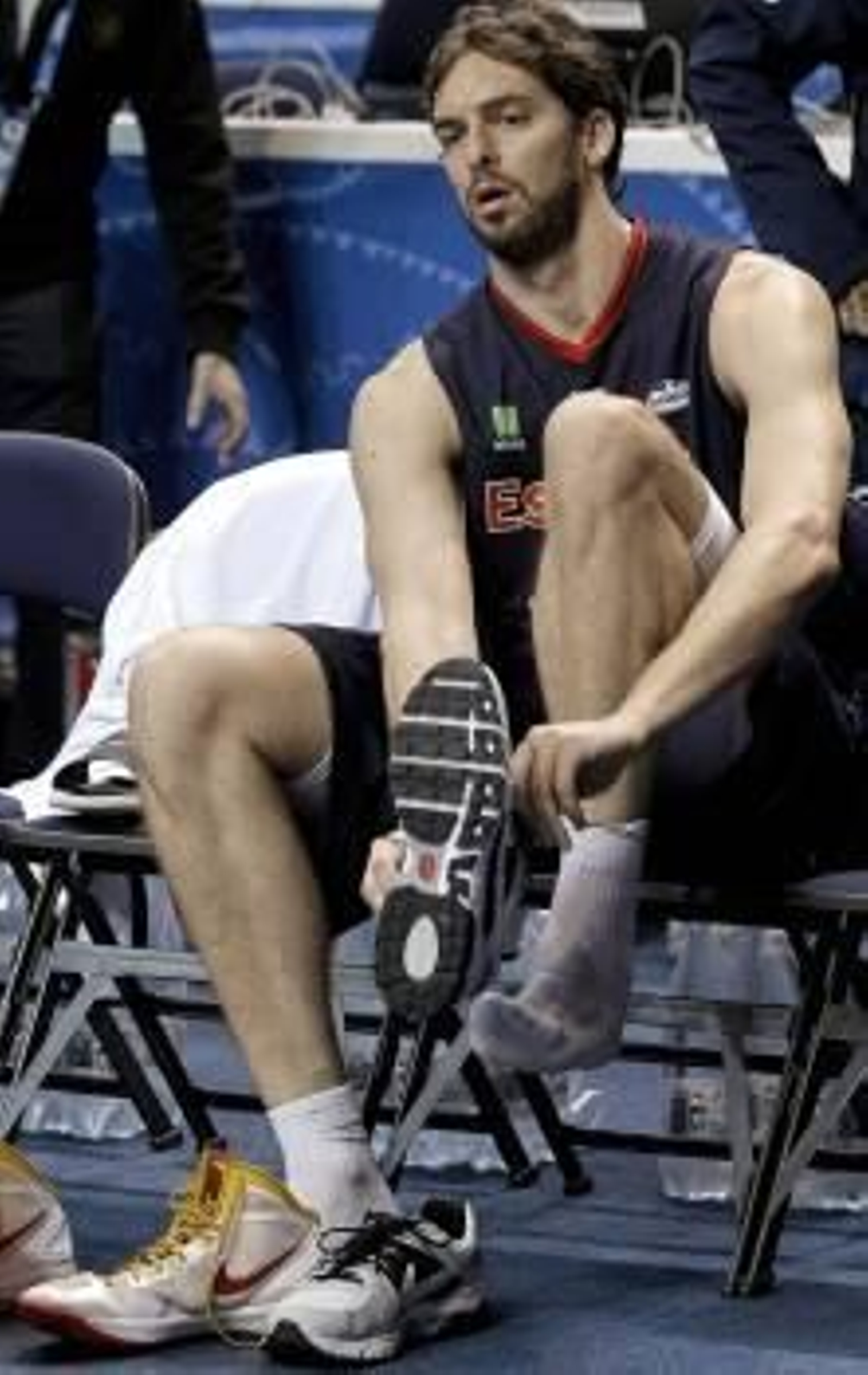 El tobillo de Pau Gasol ha encendido las alarmas en España.