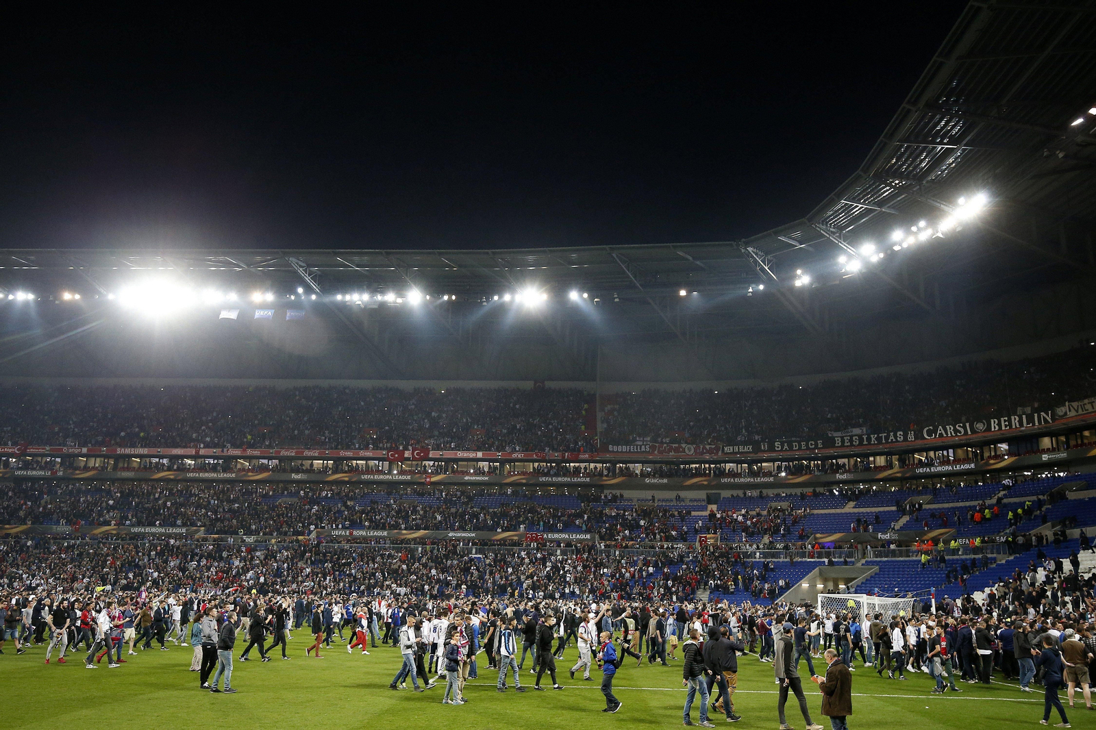 El Lyon-Besiktas empezó tarde por los enfrentamientos en las gradas.