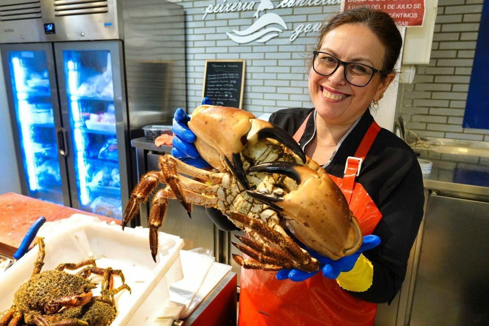 Una pescadera del mercado vigués del Progreso, con un buey de 3,5 kilos vendido por 85 euros. Centolla y nécora están más caras.