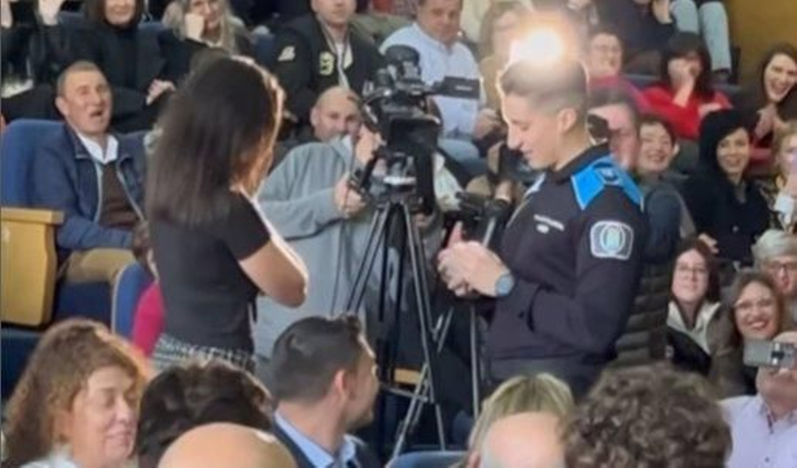 Brais pide matrimonio a su novia Sara, ambos vigueses.