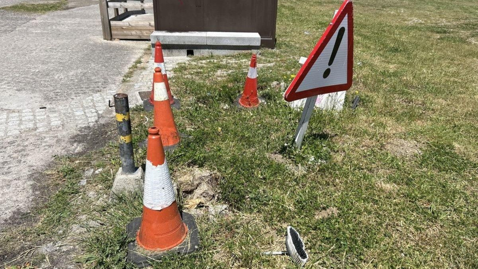 El estado del paseo marítimo de la ETEA, con vegetación poco cuidada.