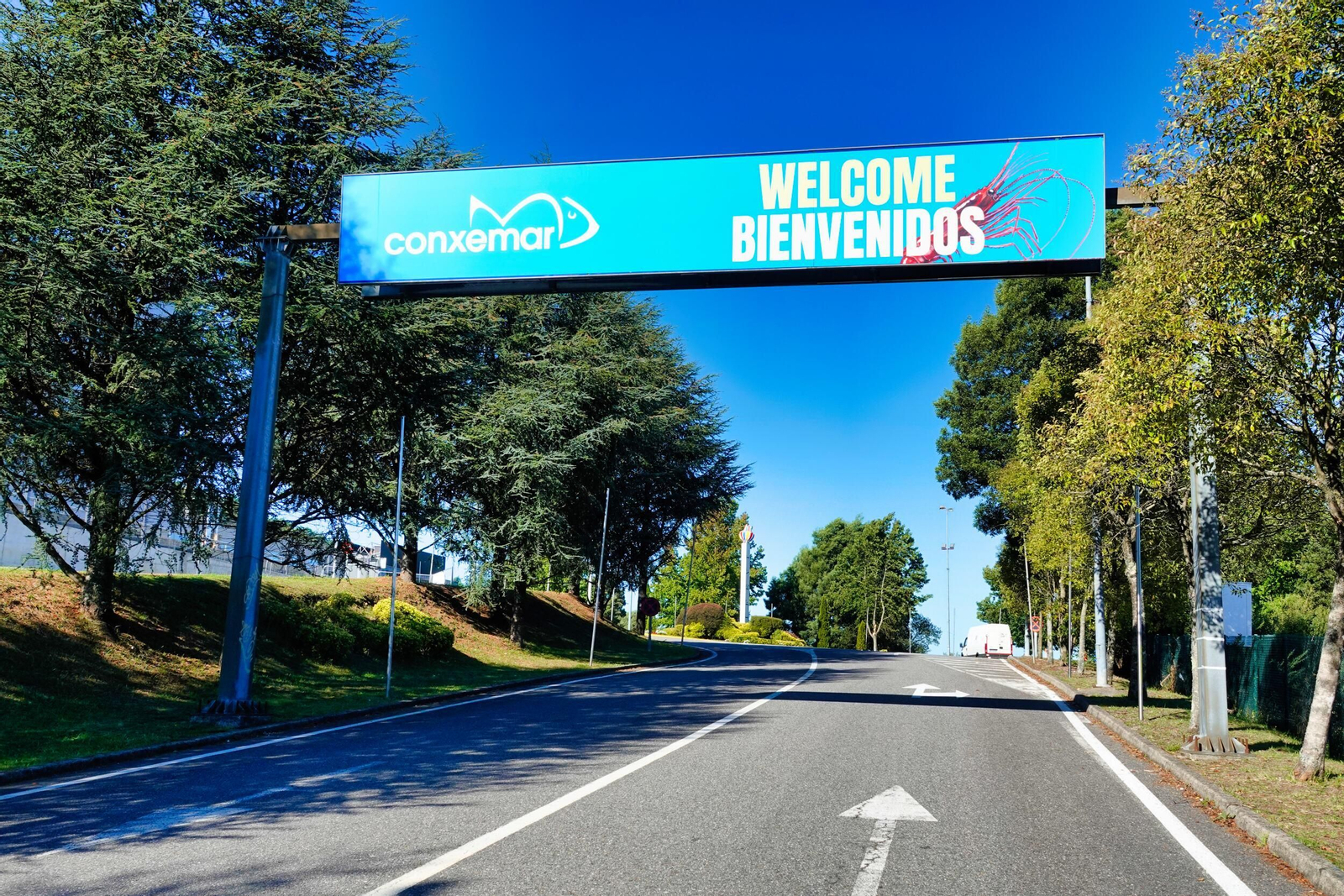 Un llamativo cartel da la bienvenida a los asistentes a Conxemar en la entrada del Ifevi.