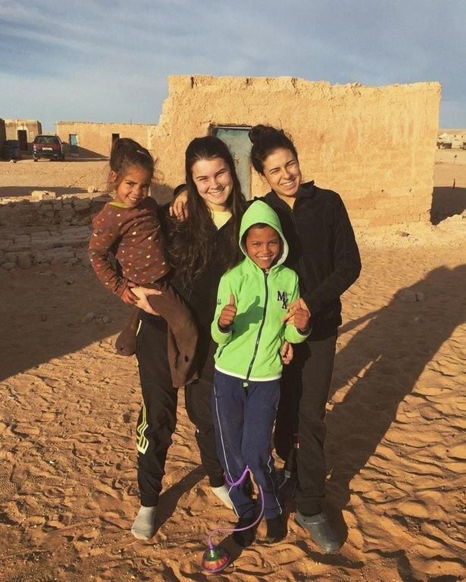 Antía y Paula con su "hermano" Salama en el Sahara