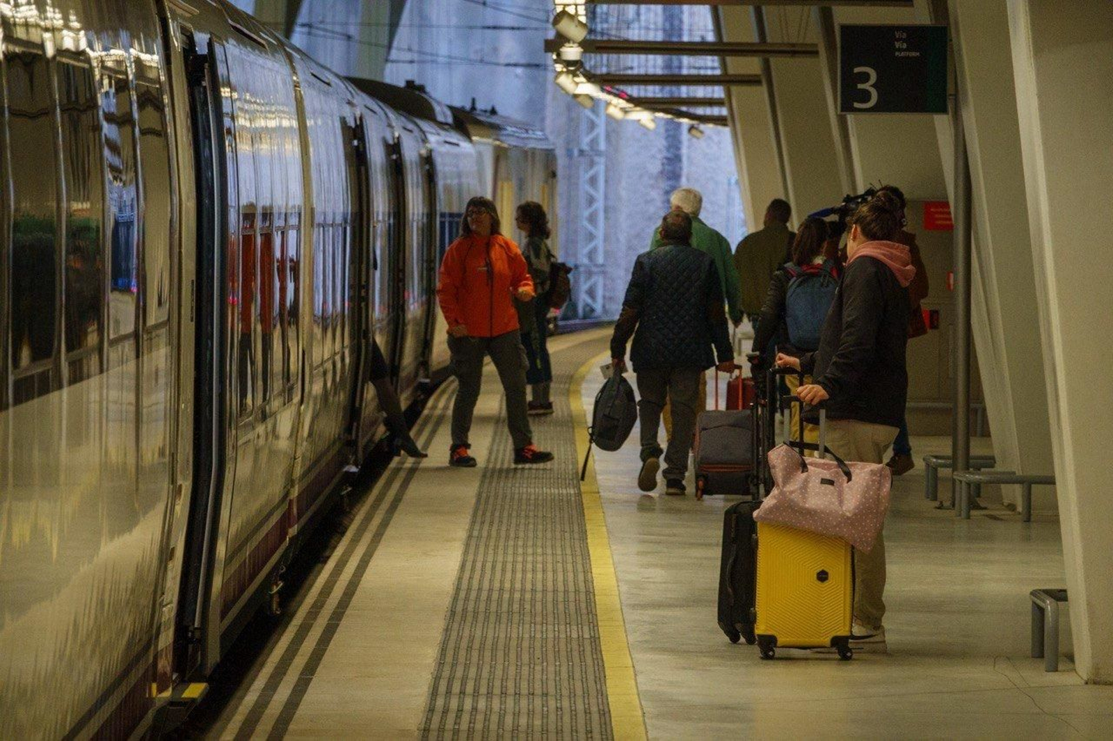 Viajeros subiendo al tren en Vigo. // Vicente Alonso