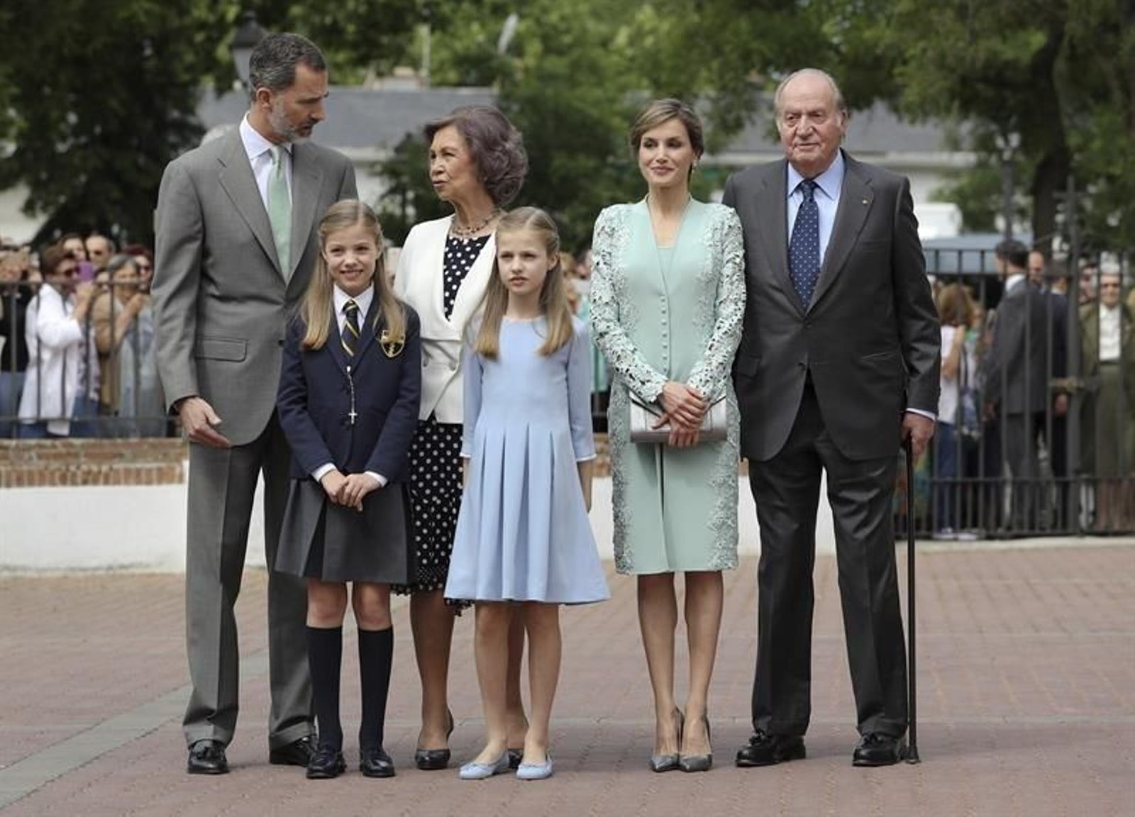 La infanta Sofía, junto a sus padres los Reyes Felipe y Letizia, su hermana, la Princesa Leonor, y sus abuelos, los reyes eméritos Juan Carlos y Sofía, a su llegada hoy a la parroquia de la Asunción de Nuestra Señora