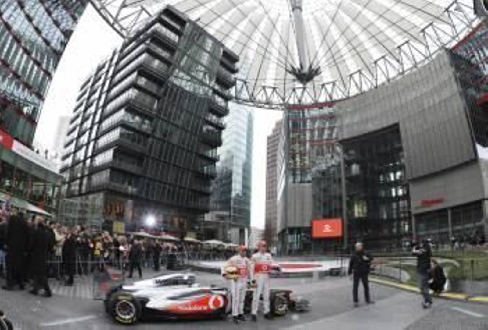 Hamilton y Button, con el nuevo MP4/26. (Foto: RAINER JENSEN)