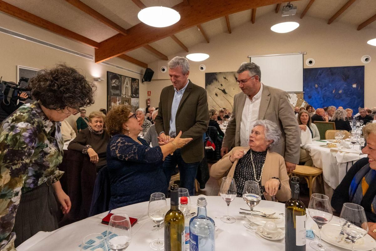 Alfonso Rueda y Javier Bas saludan a militantes del PP en la comida navideña de Redondela.