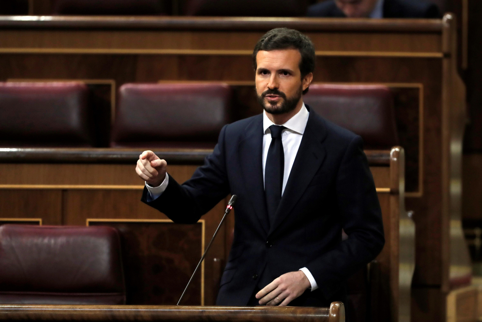 El líder del PP, Pablo Casado (d), interviene en la sesión de control al gobierno