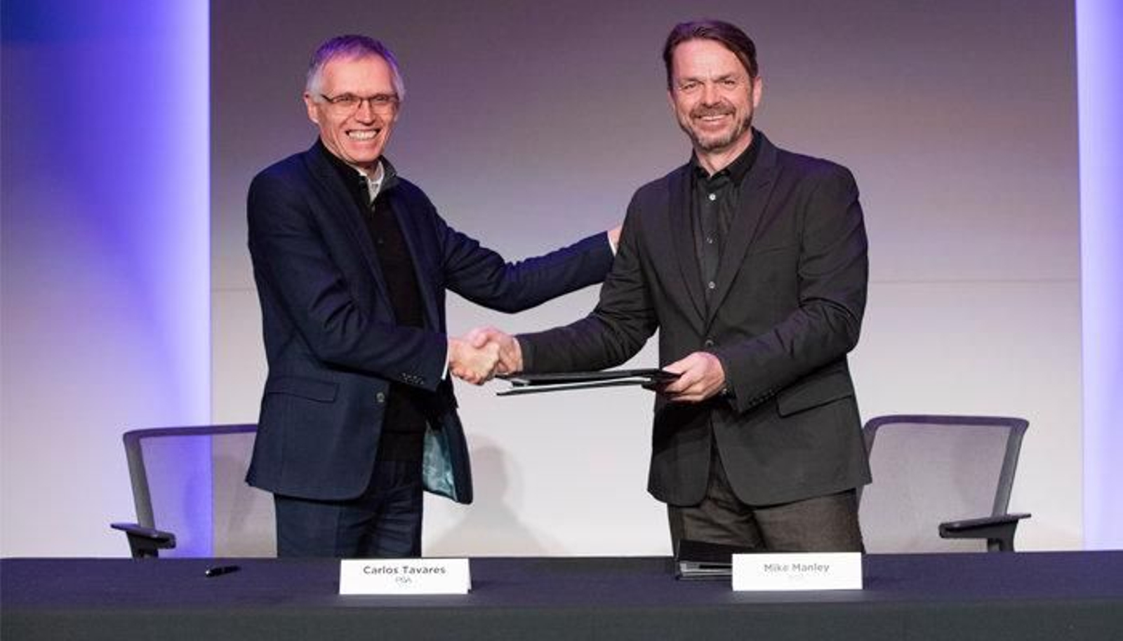 Carlos Tavares, presidente de PSA, y Mike Manley, consejero delegado de FCA, tras la firma.