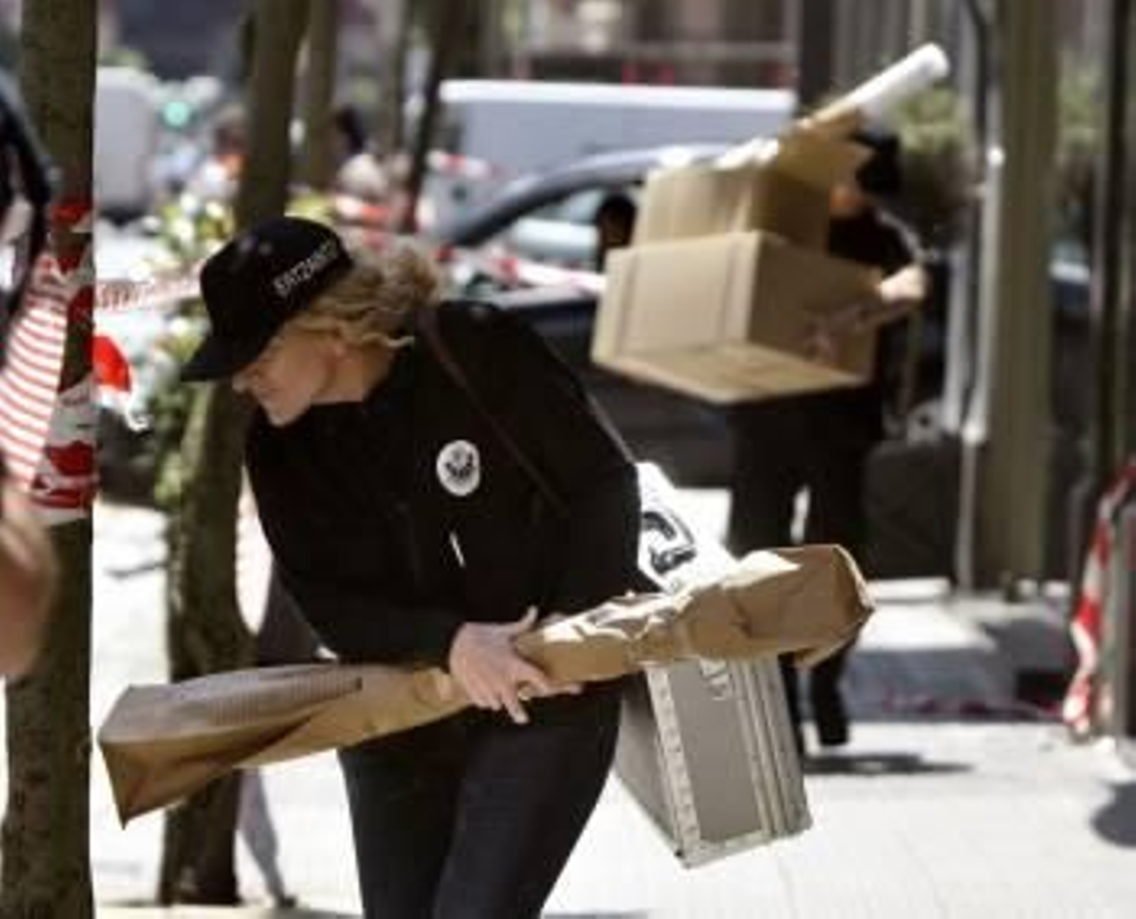 Efectivos de la policía salen con enseres tras el segundo registro del gimnasio del 'maestro Shaolín'. (Foto: A. ALDAI)