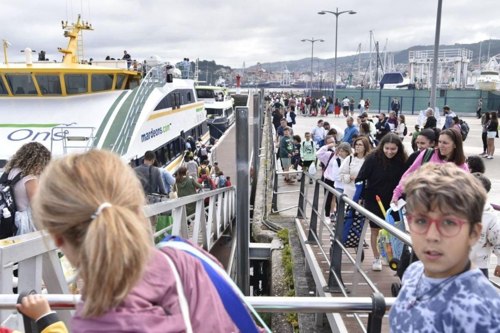 Usuarios del transporte marítimo a Cíes, ayer en el puerto vigués.
