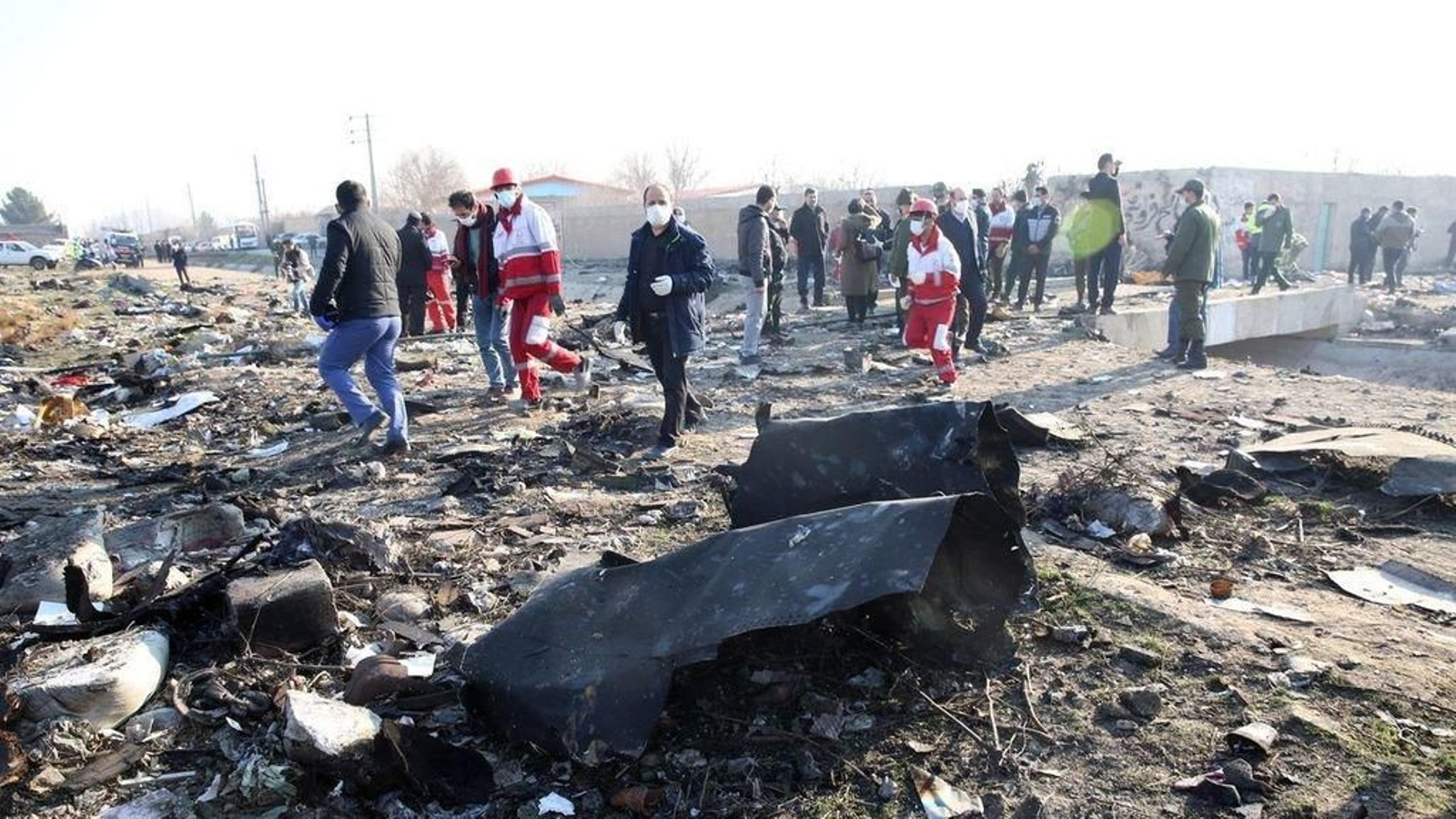 Miembros de los servicios de emergencia trabajan entre los restos del avión siniestrado.