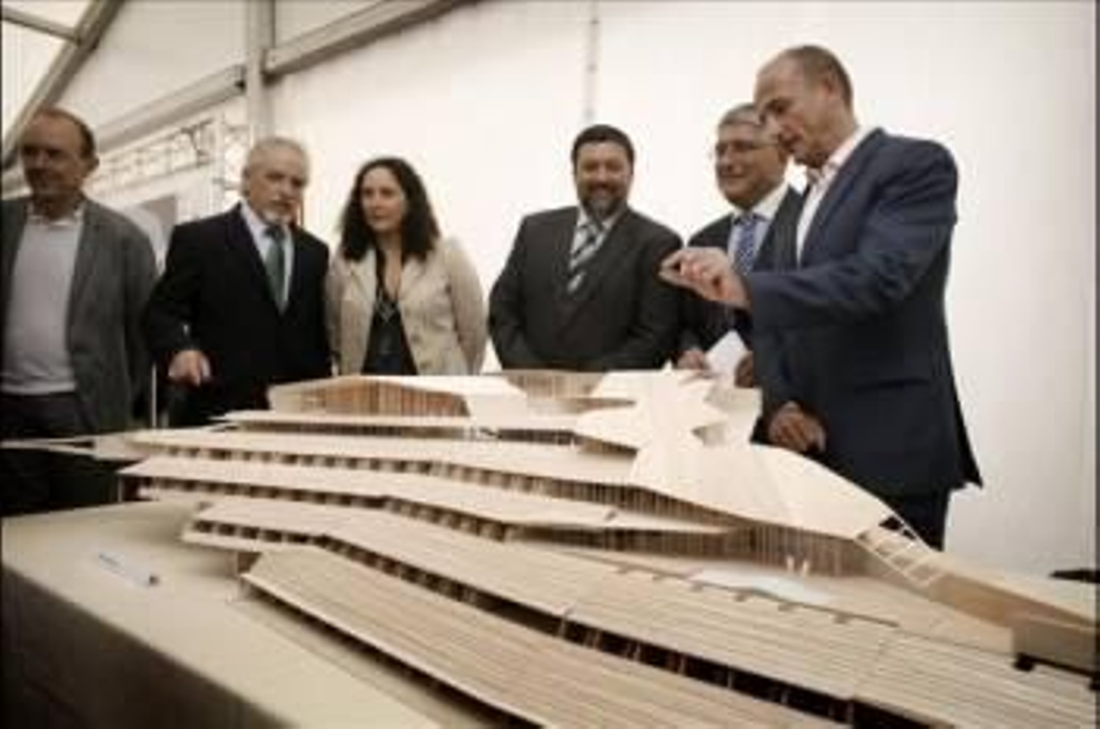 Los exministros Caamaño y Sebastián, ante la maqueta del parador de Muxía.