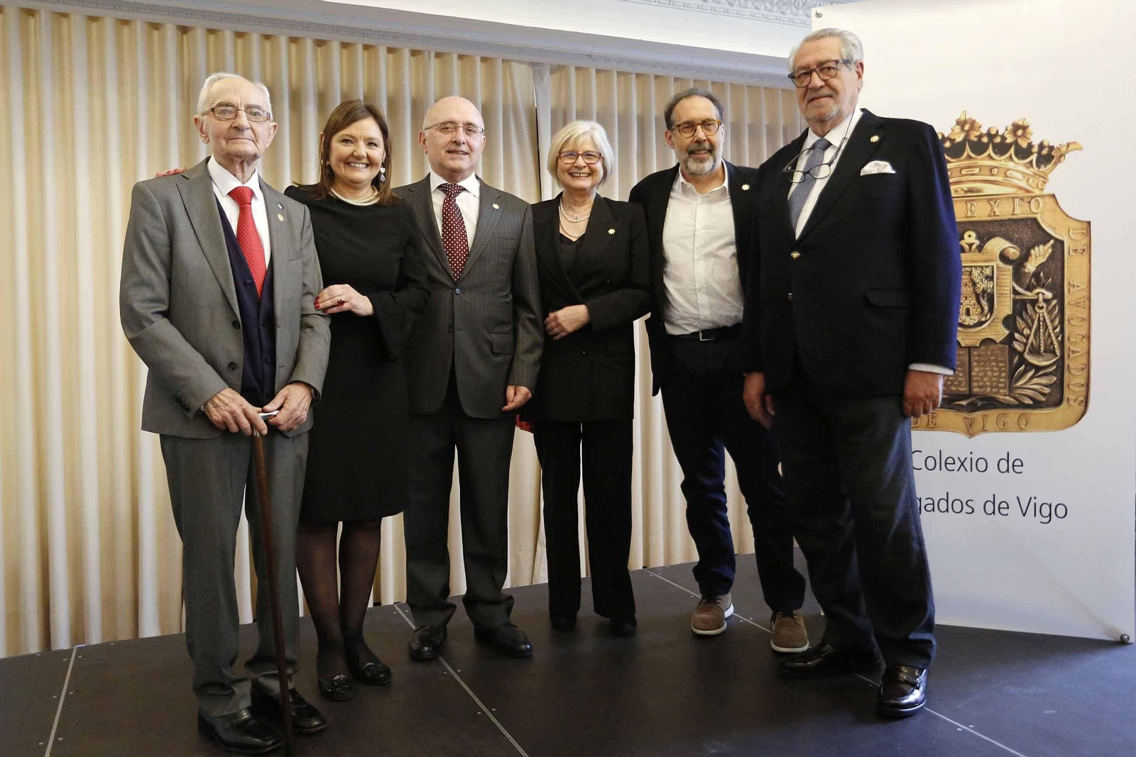 José Carballo, con la decana Lourdes Carballo, en la entrega de la medalla de 40 años en Vigo.